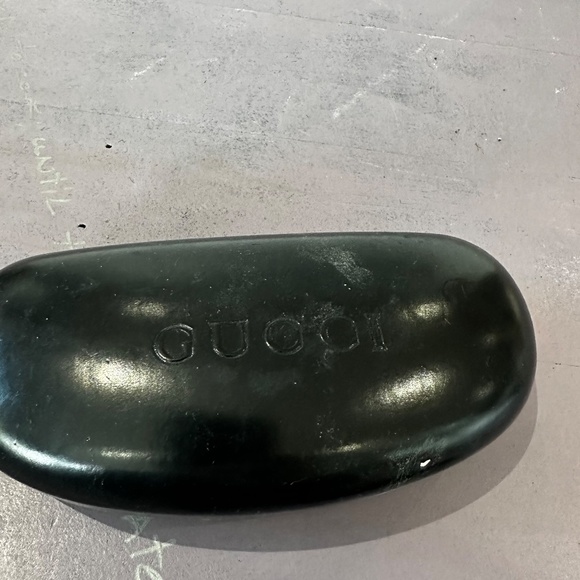 Gucci black sunglasses (need to be fixed) - Picture 6 of 8